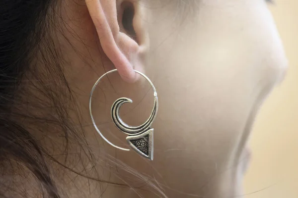 Girl Wearing Silver Plated Brass Indian Earrings Spiral Shape — Foto Stock