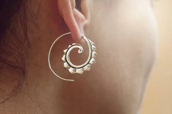 Girl Wearing Silver Plated Brass Indian Earrings Spiral Shape — Foto Stock