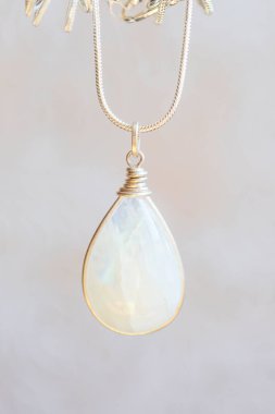 Mineral ay taşı saf gümüş kolye tarafsız arkaplanda