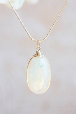 Mineral ay taşı saf gümüş kolye tarafsız arkaplanda