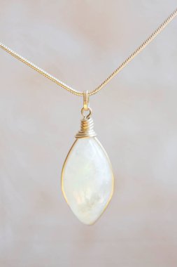 Mineral ay taşı saf gümüş kolye tarafsız arkaplanda