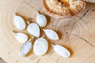 Mineral ay taşı saf gümüş kolye tarafsız arkaplanda