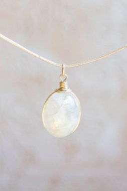 Mineral ay taşı saf gümüş kolye tarafsız arkaplanda