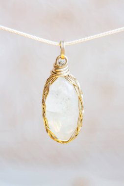 Mineral ay taşı saf gümüş kolye tarafsız arkaplanda