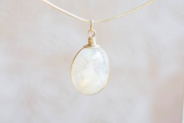 Mineral ay taşı saf gümüş kolye tarafsız arkaplanda