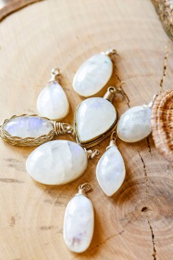 Mineral ay taşı saf gümüş kolye tarafsız arkaplanda