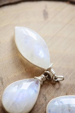 Mineral ay taşı saf gümüş kolye tarafsız arkaplanda