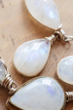 Mineral ay taşı saf gümüş kolye tarafsız arkaplanda