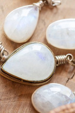 Mineral ay taşı saf gümüş kolye tarafsız arkaplanda