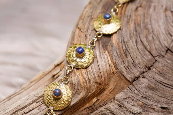 Gouden Schijven Minerale Steen Messing Armband Met Lapis Lazuli Houten — Stockfoto