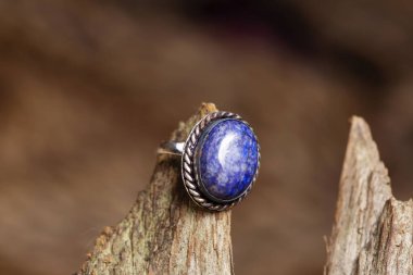 Doğal arka planda pirinç metal lapis lazuli mineral taşı halkası
