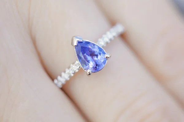 Mano de mujer con un anillo de zafiro — Foto de Stock