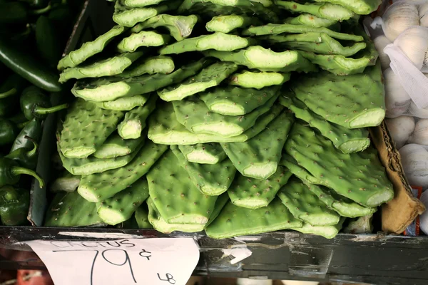 Nopales, Cactus peddels in markt — Stockfoto