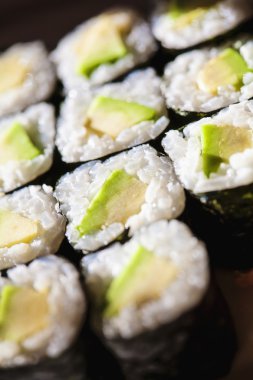 Avokado maki sushi yakın çekim