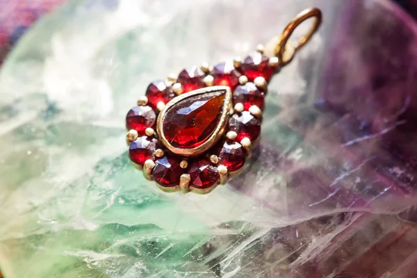 Çek garnet kolye