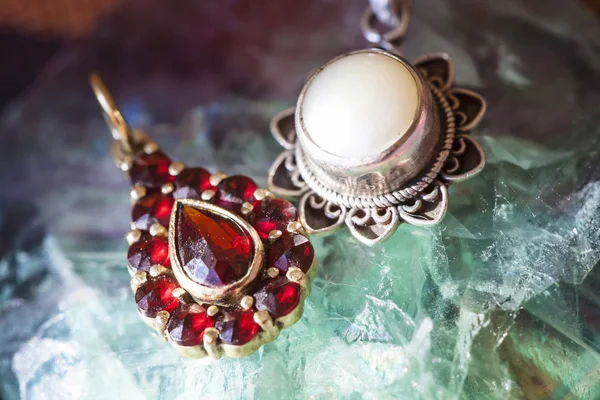 Granate Checo y colgante de perlas — Foto de Stock