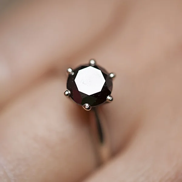 Piękny pierścionek z brylantem — Zdjęcie stockowe