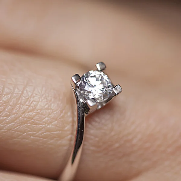 Красивое кольцо с бриллиантом — стоковое фото