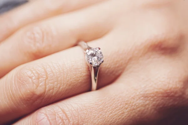 Belo anel de diamante — Fotografia de Stock