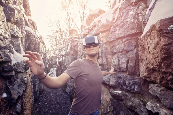 Ung man med virtuell verklighet glasögon — Stockfoto