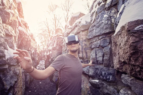 Junger Mann mit Virtual-Reality-Brille — Stockfoto