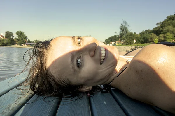 水泳の後休む若い女性 — ストック写真