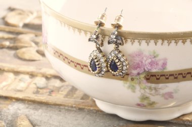 Antika arka plan üzerinde güzel parlak küpe