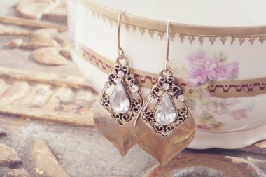 Antika arka plan üzerinde güzel parlak küpe