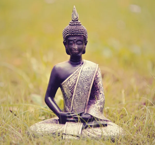 Estátua de buddha em posição de lótus — Fotografia de Stock