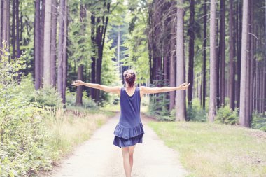 Orman kucaklama kız