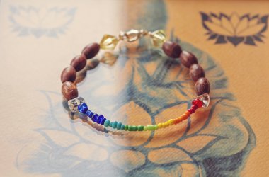 Yoga bilezik ile gökkuşağı renkli boncuklar