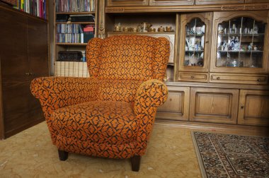 Sıcak retro oturma odasında portakal sandalye