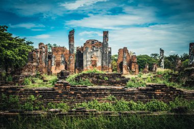 Eski tapınağın Ayutthaya şehirde antik kalıntıları