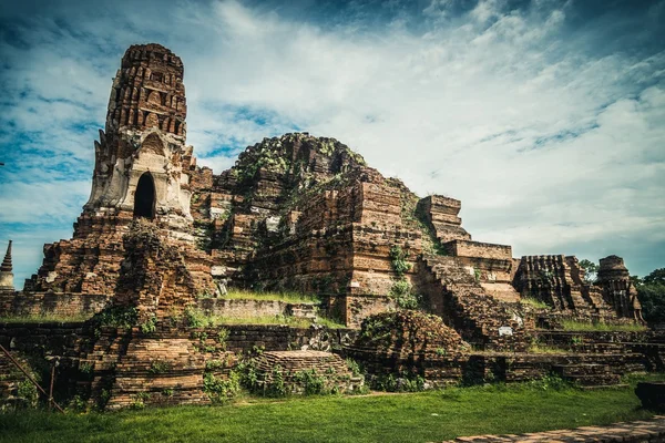 Antické ruiny chrámu ve městě Ayutthaya — Stock fotografie