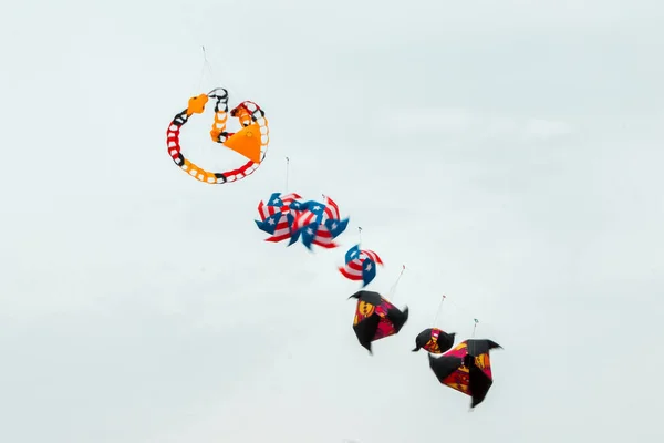 凧揚げ大会で5匹の凧が — ストック写真