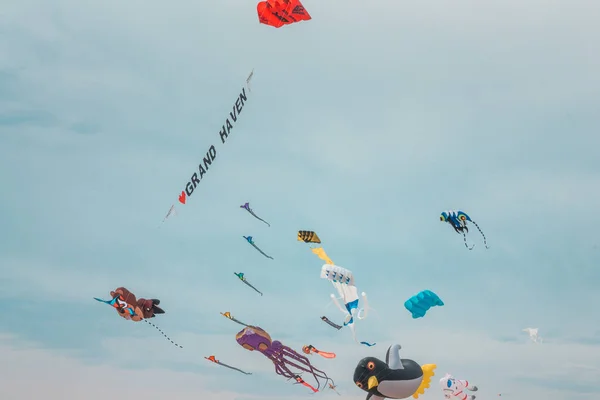 グランド ヘヴン ミシガン上空を飛ぶ凧 — ストック写真