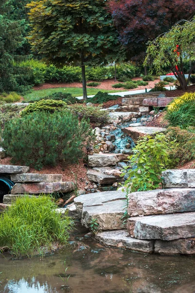 Pieni Kivi Vesiputous Kesäpäivänä Frederik Meijer Gardens Grand Rapids Michigan — kuvapankkivalokuva