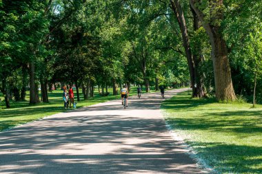 Grand Rapids 'de bir parkta bisiklet süren bisikletçi