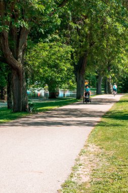 Grand Rapids Michigan 'daki Riverside Park' taki yürüyüş yolu.
