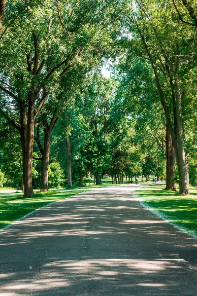 グランド ラピッズ ミシガン州のリバーサイド パークを歩く道 — ストック写真