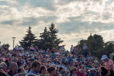 Frederik Meijer Gardens konser serisinde kalabalık var.