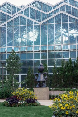 Frederik Meijer Bahçesindeki seranın önündeki Çılgın Anne Heykeli