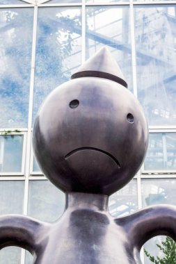 Meijer Bahçeleri 'ndeki Çılgın Anne heykelinin yakınında.