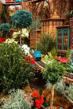 Mavi model tren model bir şehirde seyahat ediyor.