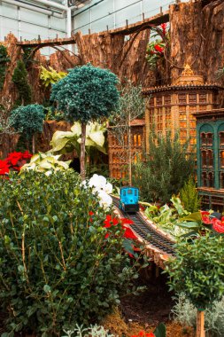 Frederik Meijer Bahçeleri 'ndeki model bir şehirden geçen mavi model tren.