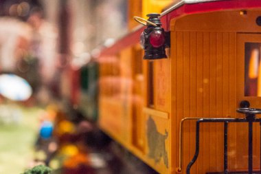 Ekrandaki bir model treni kapat