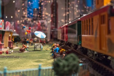 Tren Gerald Ford Müzesi 'nde bir model tren vitrininde seyahat ediyor.