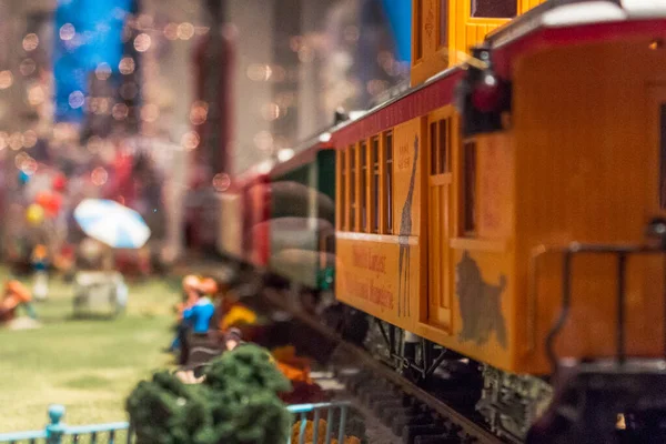 Model tren ekranında seyahat eden tren.