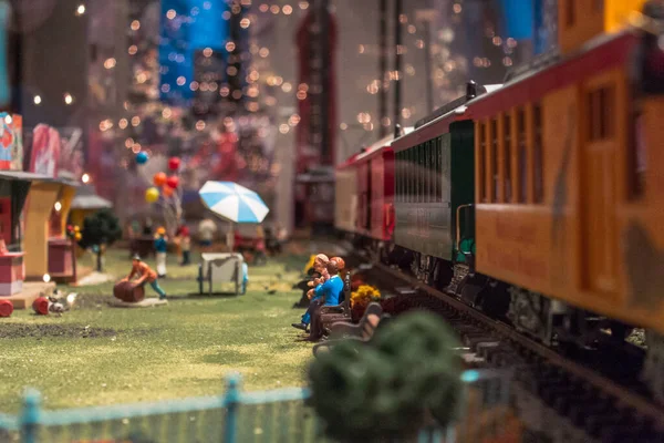 Tren Gerald Ford Müzesi 'nde bir model tren vitrininde seyahat ediyor.