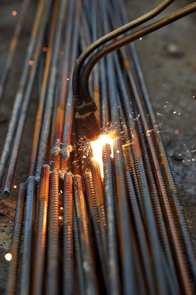 Een Persoon Werkt Met Lassen Vonken Close Bouw Bouw Hard — Stockfoto